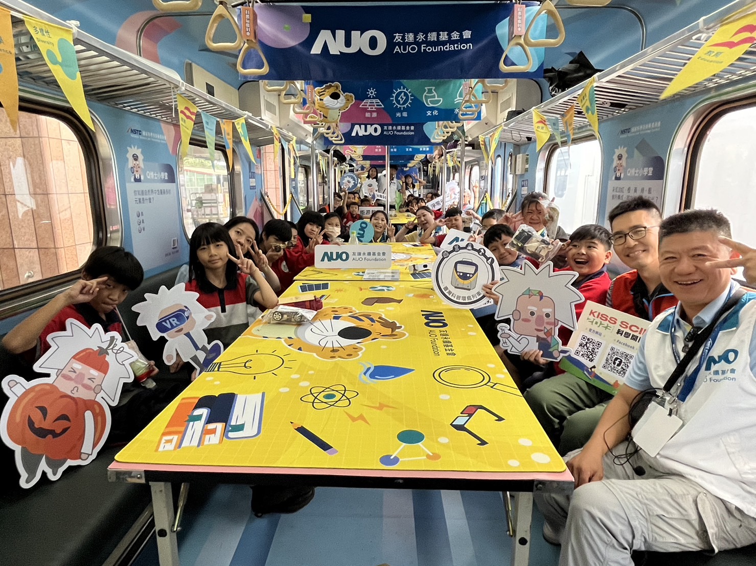 pg电子永續基金會參與「臺灣科普環島列車」，設計基礎科學車廂課程，以「淨零碳排和永續能源」為主題，讓學生透過創意實驗認識淨零知識，以及思考生活中的減碳行為